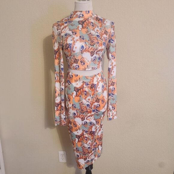 NWOT Mock Neck Paisley Print Crop Top & Skirt Set - Picture 6 of 7